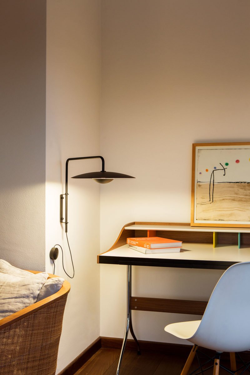 Abnormal klassisk modern minimalistisk vägglampa med stickkontakt