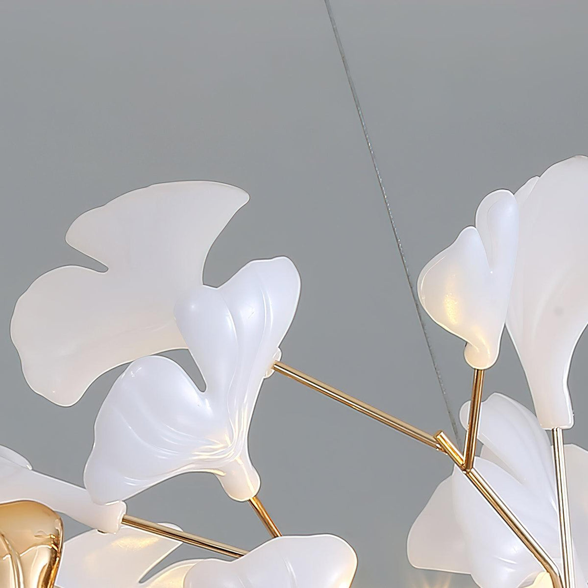 Candeeiro de teto elegante artístico Quiven, em cerâmica dourada com folha de ginkgo
