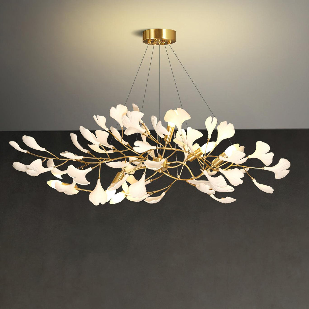 Dostix pendellampa med gingkoformade keramiska blad