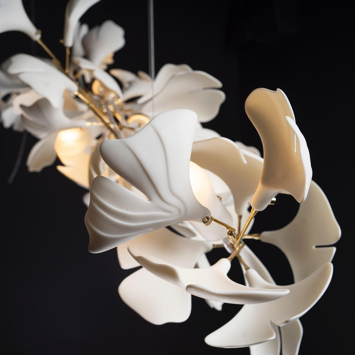 Ceroraine Gingko A lysekrone i porcelæn med moderne LED