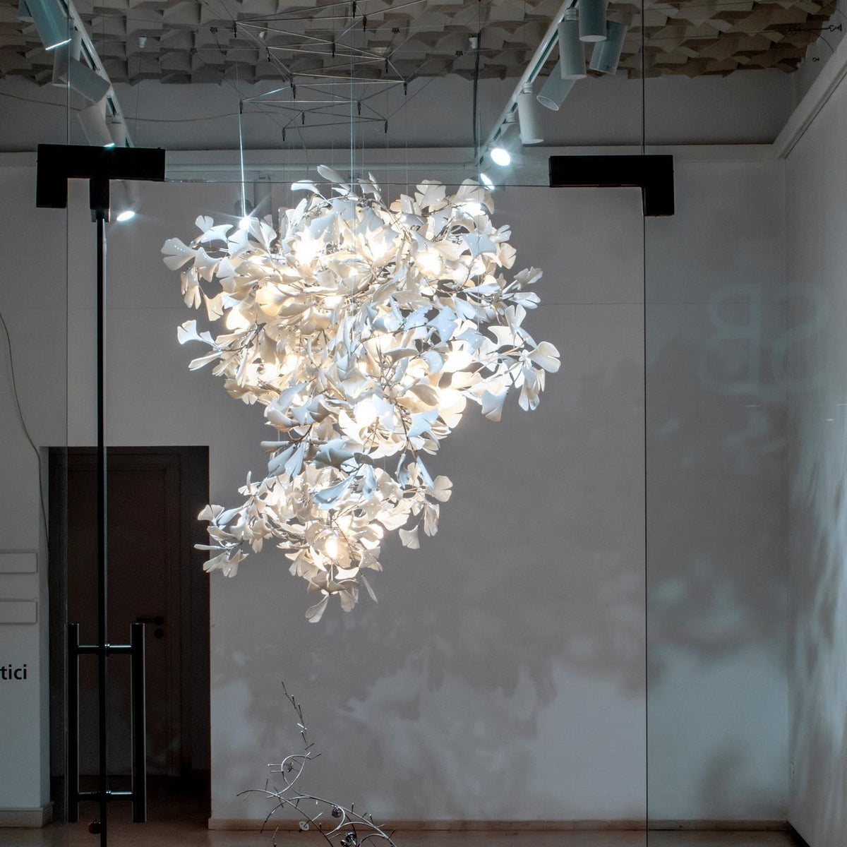 Ceroraine Gingko A lysekrone i porcelæn med moderne LED