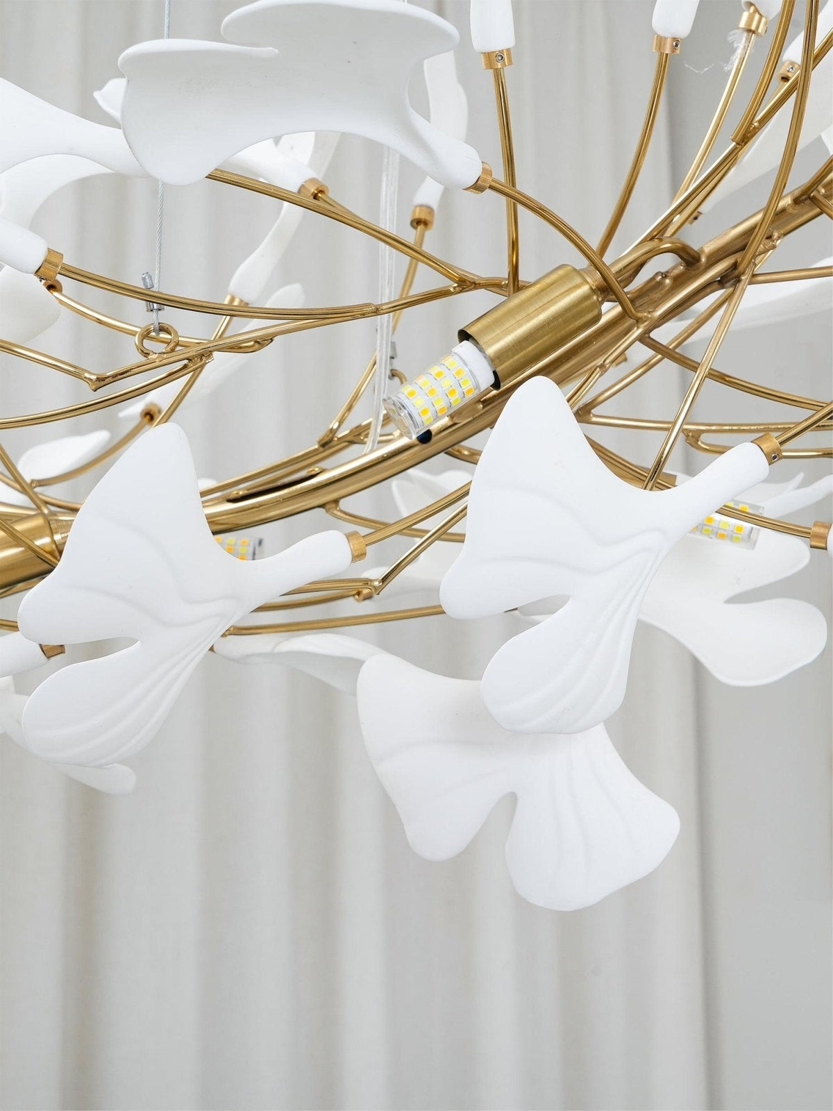 Candelabro Cereian em cerâmica com pétalas de ginkgo