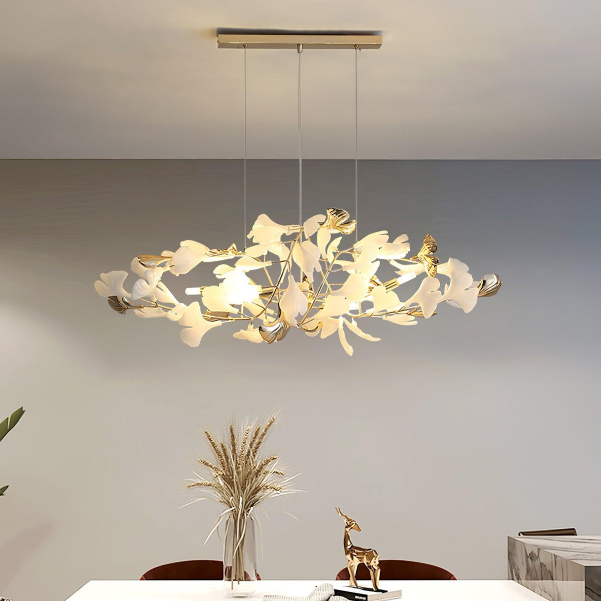 Candeeiro de teto elegante artístico Quiven, em cerâmica dourada com folha de ginkgo