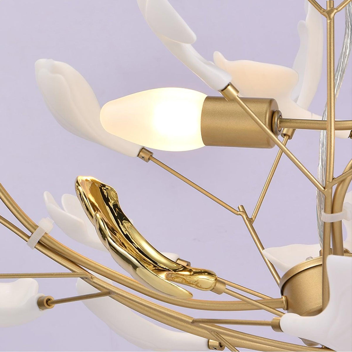 Veveno taklampa Gingko S med kronblad i keramik och mässing