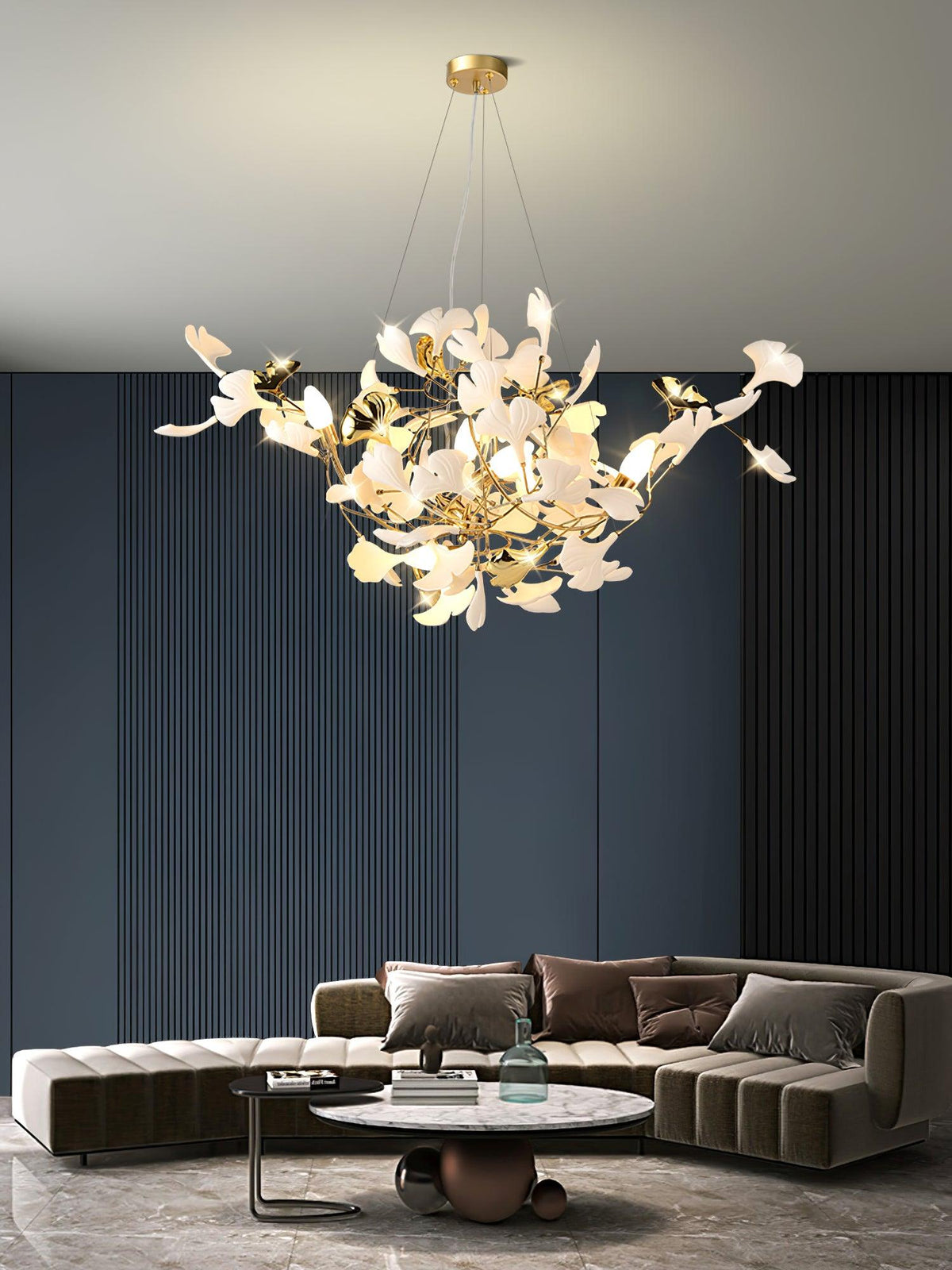 Veveno taklampa Gingko S med kronblad i keramik och mässing