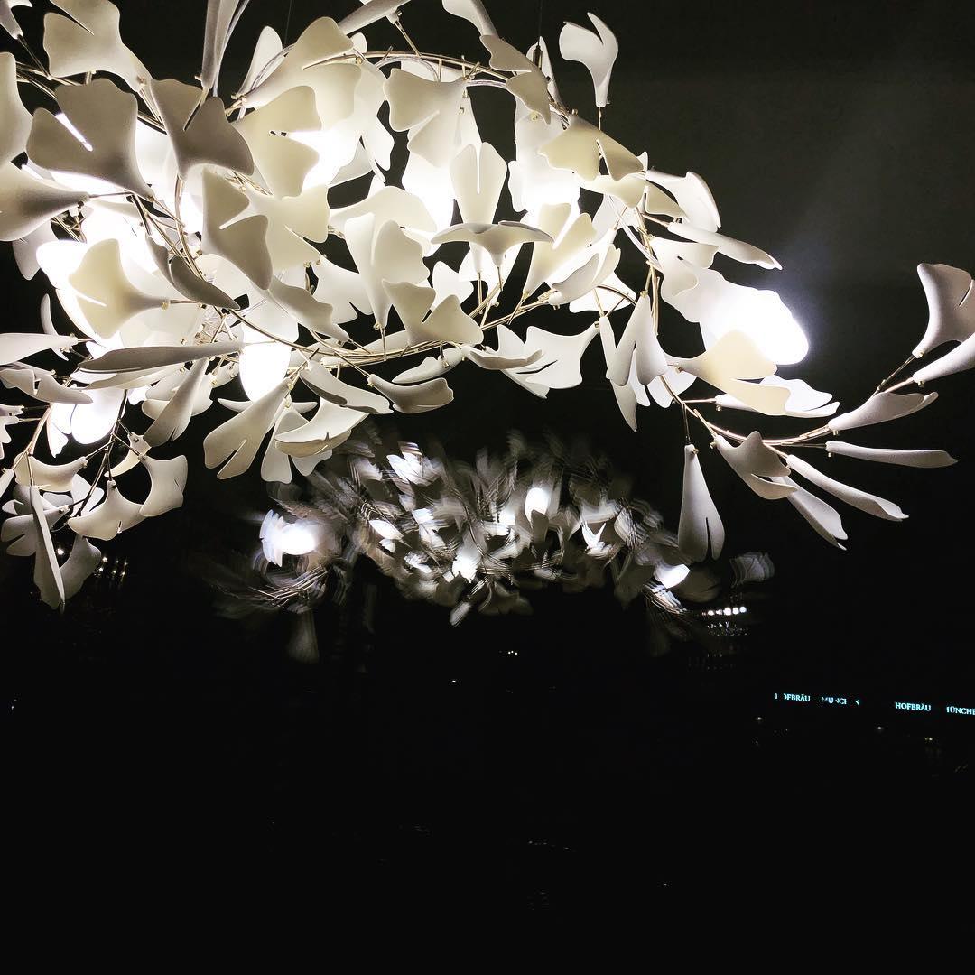 Ririxel hengilampi með ginkgo-keramíkublöðum í gulli