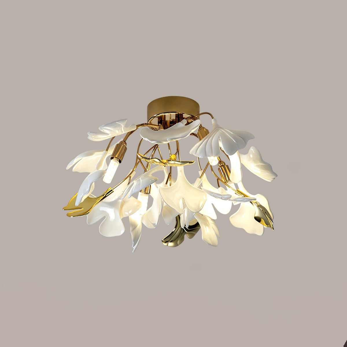 Orienaya-loftlampe med ginkgoblade og messinggren