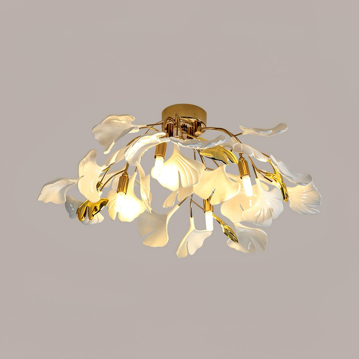 Orienaya-loftlampe med ginkgoblade og messinggren