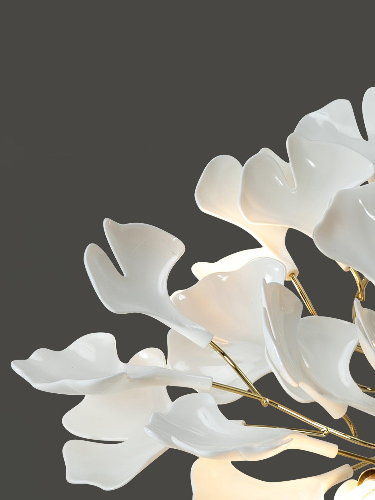 Orienaya-loftlampe med ginkgoblade og messinggren