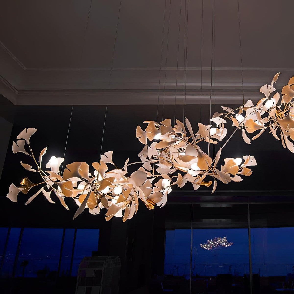 Estrutura de lustre Calix com cúpula de folhas de ginkgo em cerâmica, branco e dourado, moderno