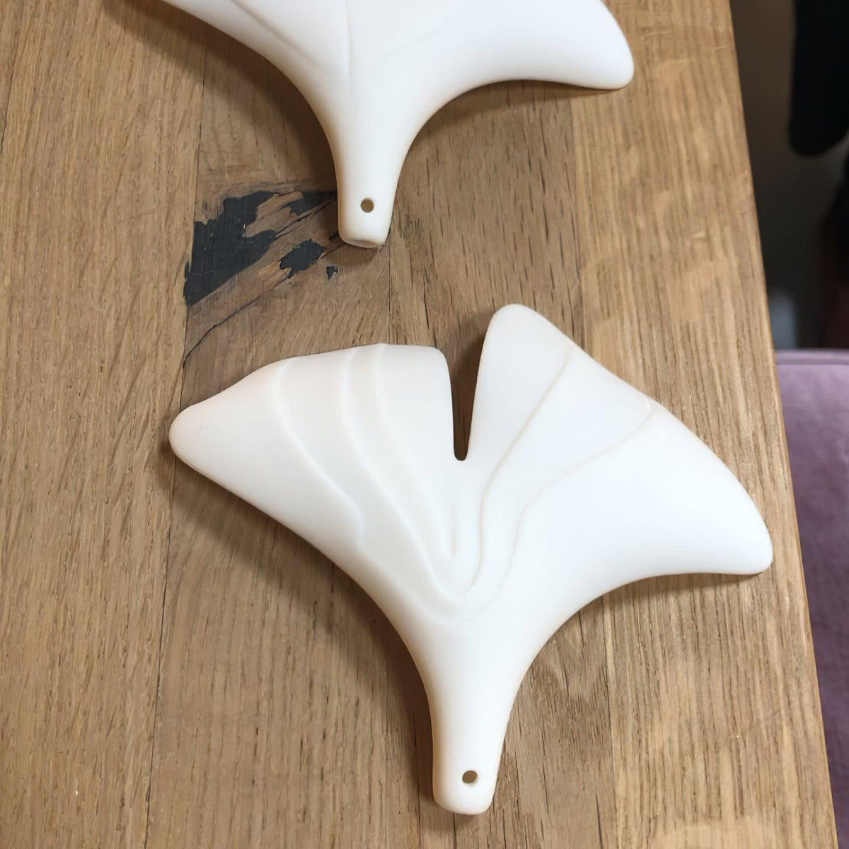 Estrutura de lustre Calix com cúpula de folhas de ginkgo em cerâmica, branco e dourado, moderno