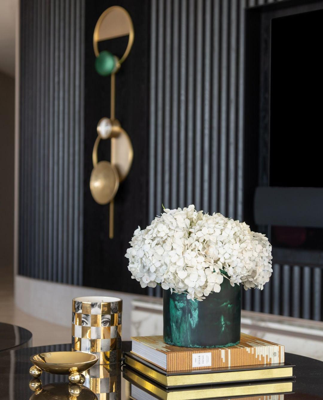Elynis modern vägglampa i mässing och glas