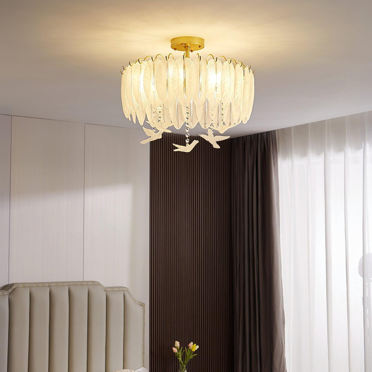 Eiriselle elegant taklampa i glas med fjäder- och fågelmotiv