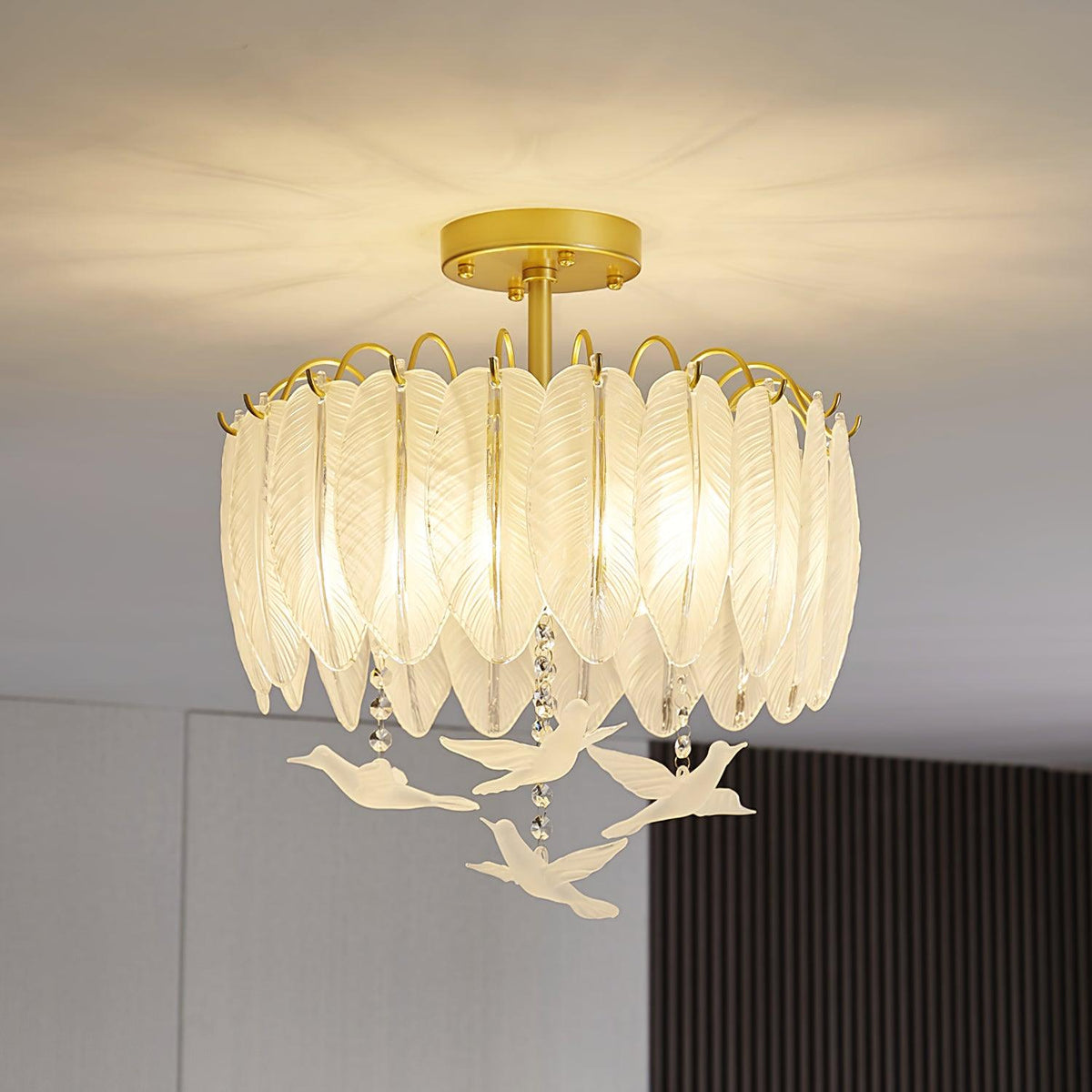 Eiriselle elegant taklampa i glas med fjäder- och fågelmotiv
