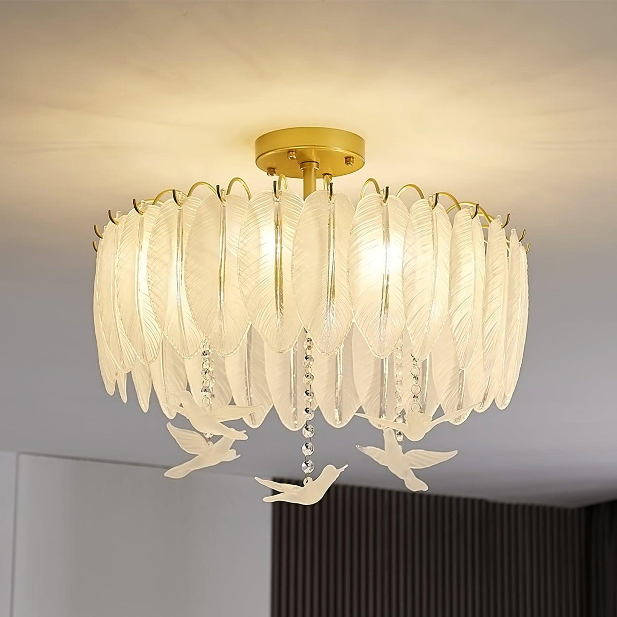 Candeeiro de teto Eiriselle em vidro, com pena e pássaro, elegante