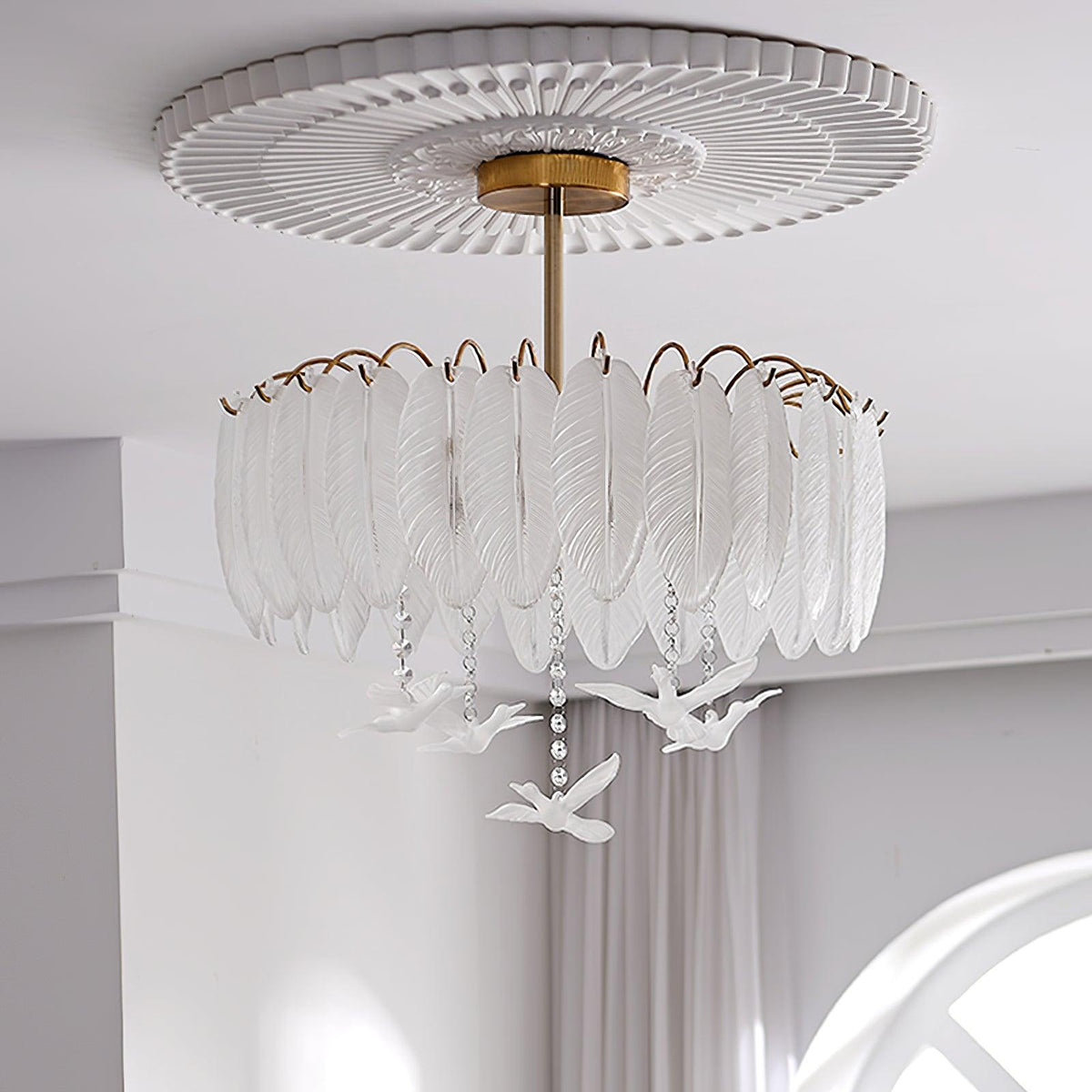 Eiriselle elegant taklampa i glas med fjäder- och fågelmotiv