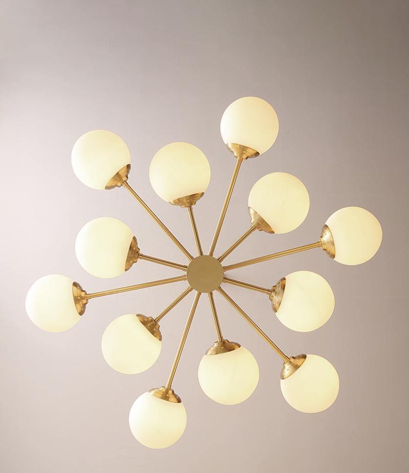 Lustre Eshlen de latão e vidro opalino