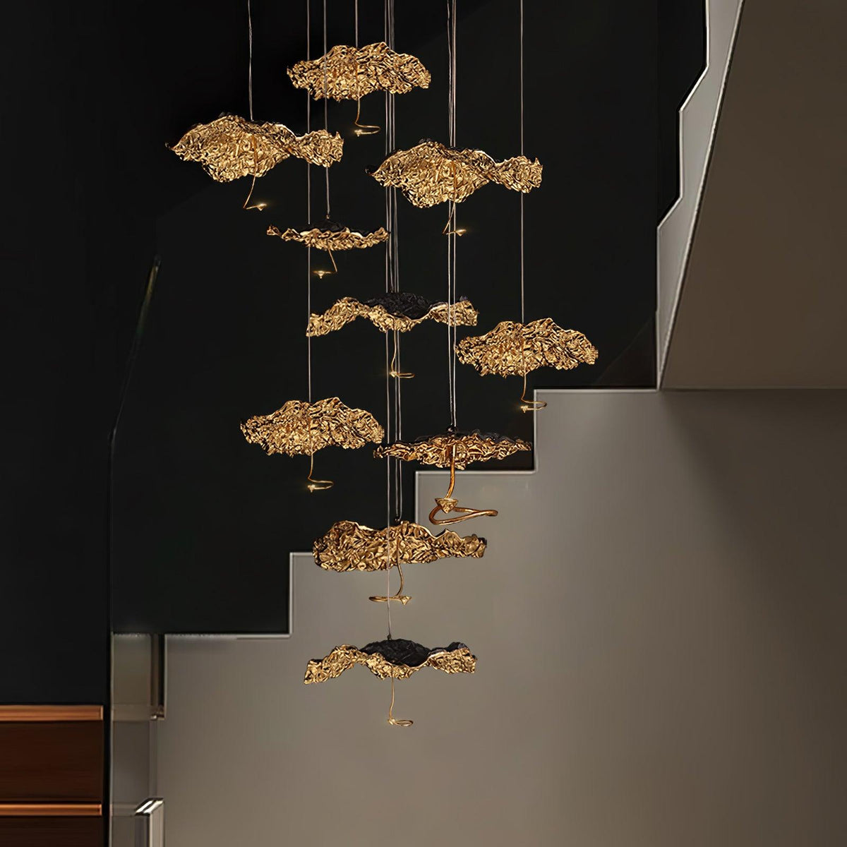 Aureate-klyngekrone i messing med skyinspireret design