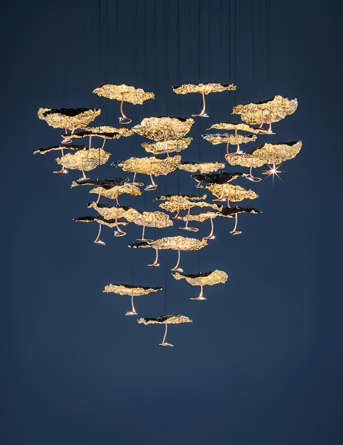 Aureate-klyngekrone i messing med skyinspireret design