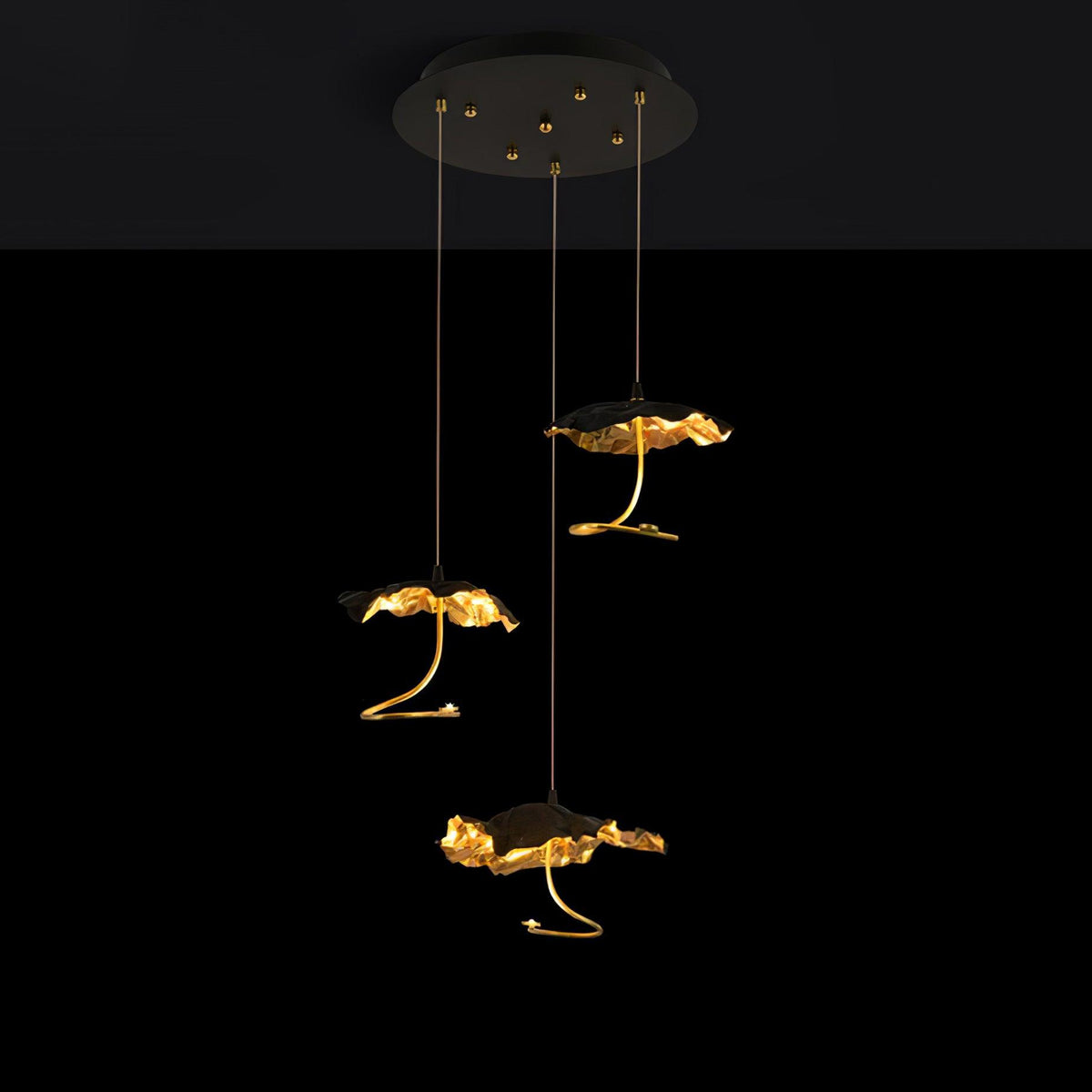 Aureate-klyngekrone i messing med skyinspireret design