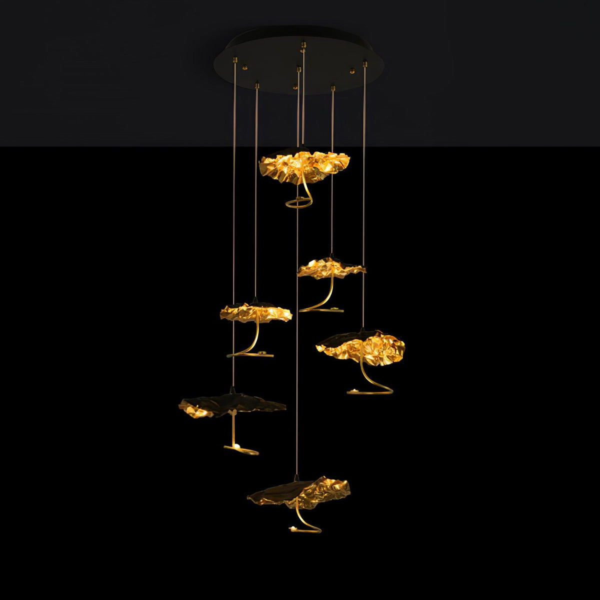 Aureate-klyngekrone i messing med skyinspireret design