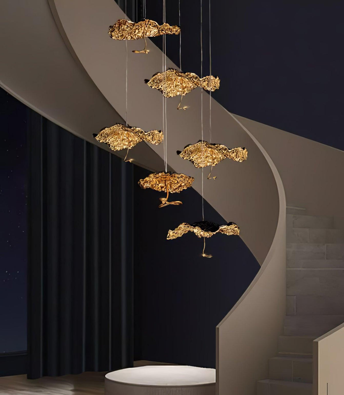 Aureate-klyngekrone i messing med skyinspireret design