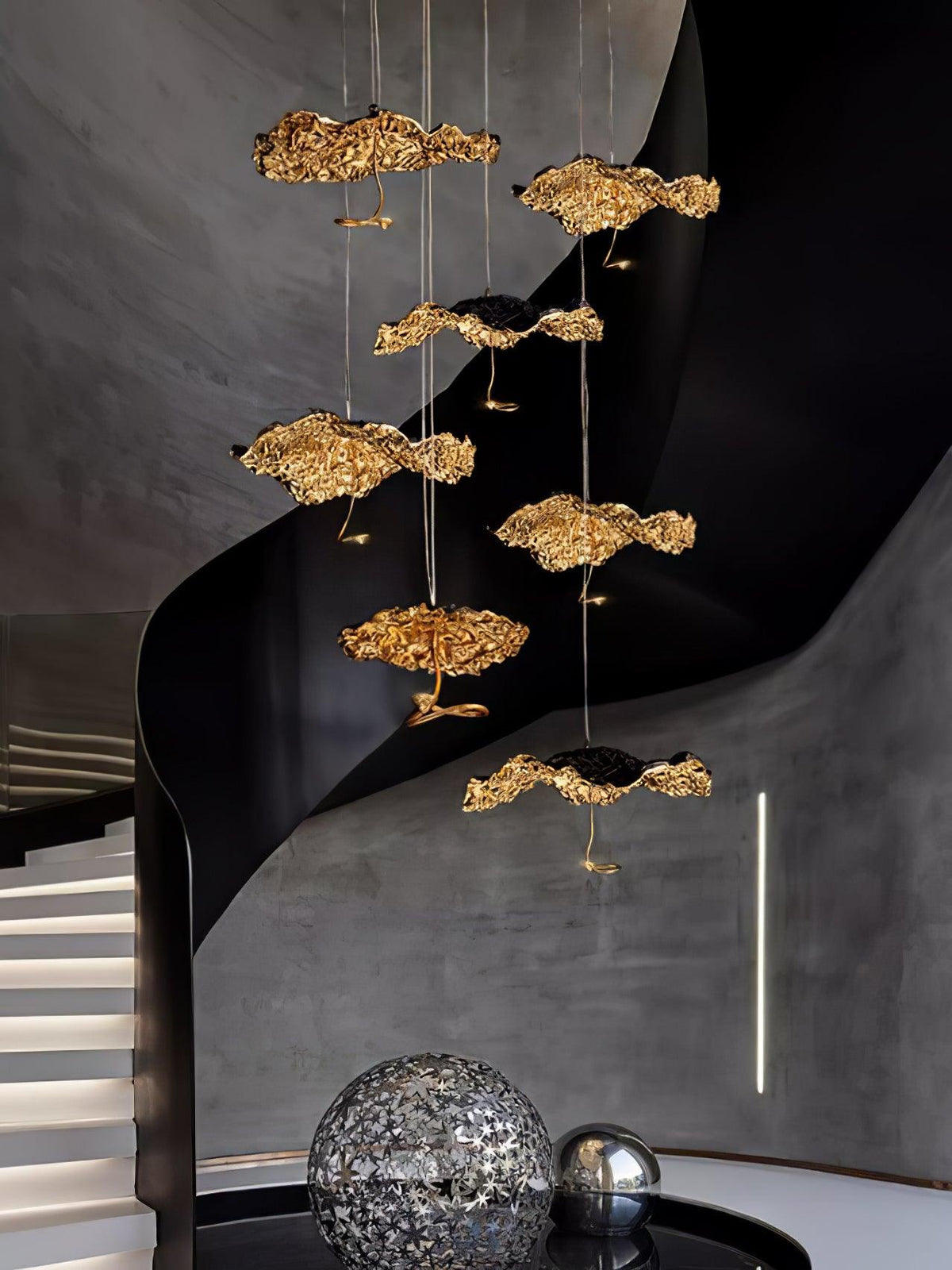 Aureate-klyngekrone i messing med skyinspireret design