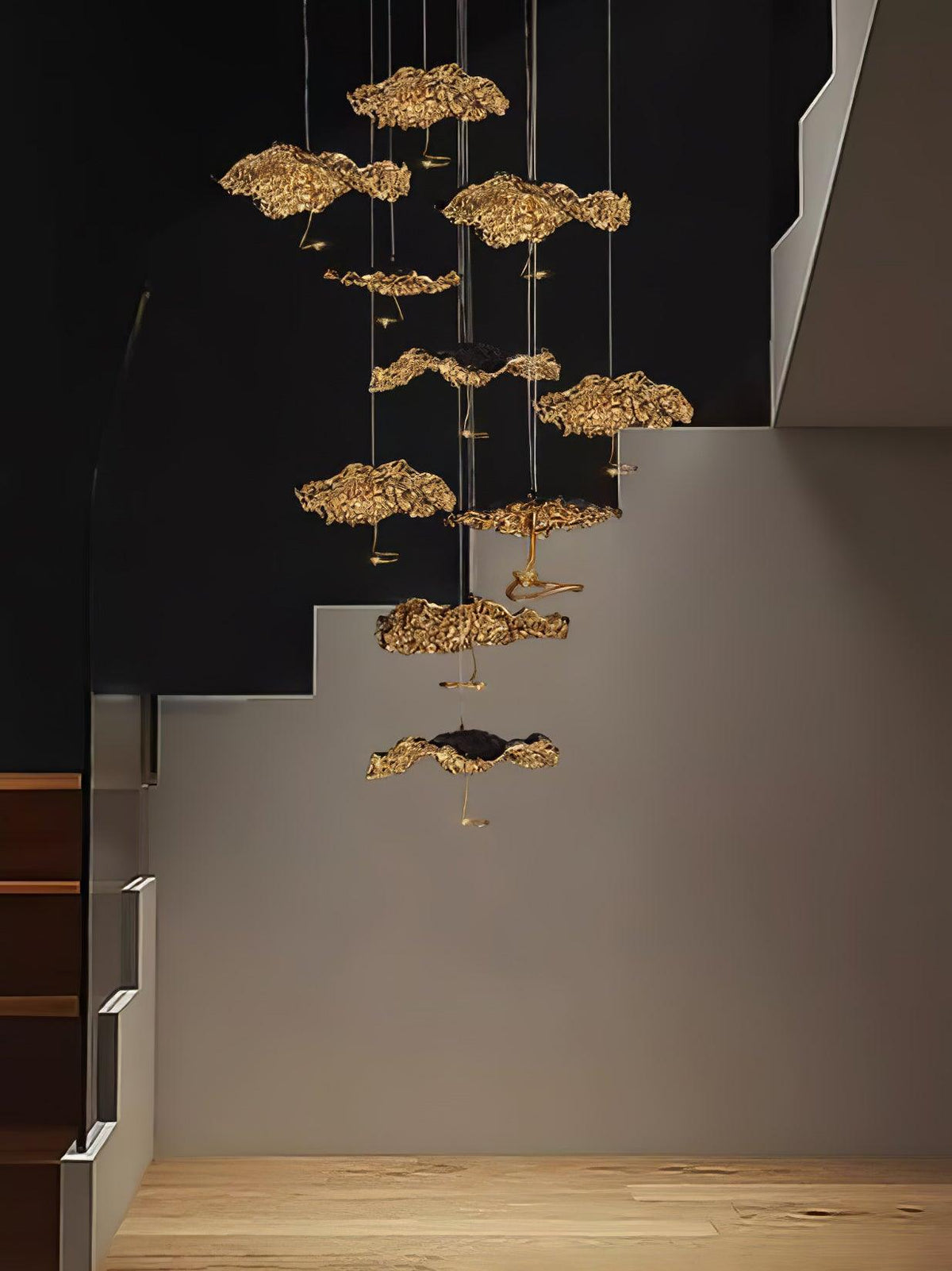 Aureate-klyngekrone i messing med skyinspireret design