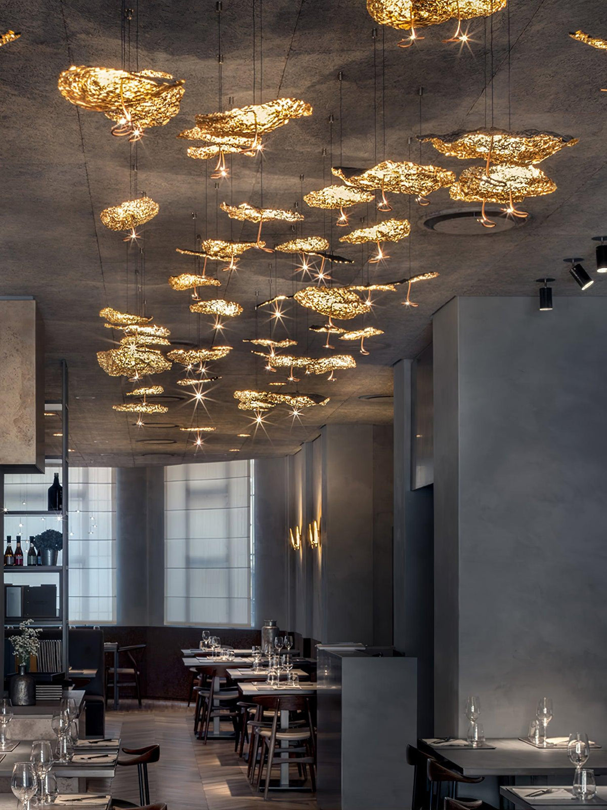 Aureate-klyngekrone i messing med skyinspireret design