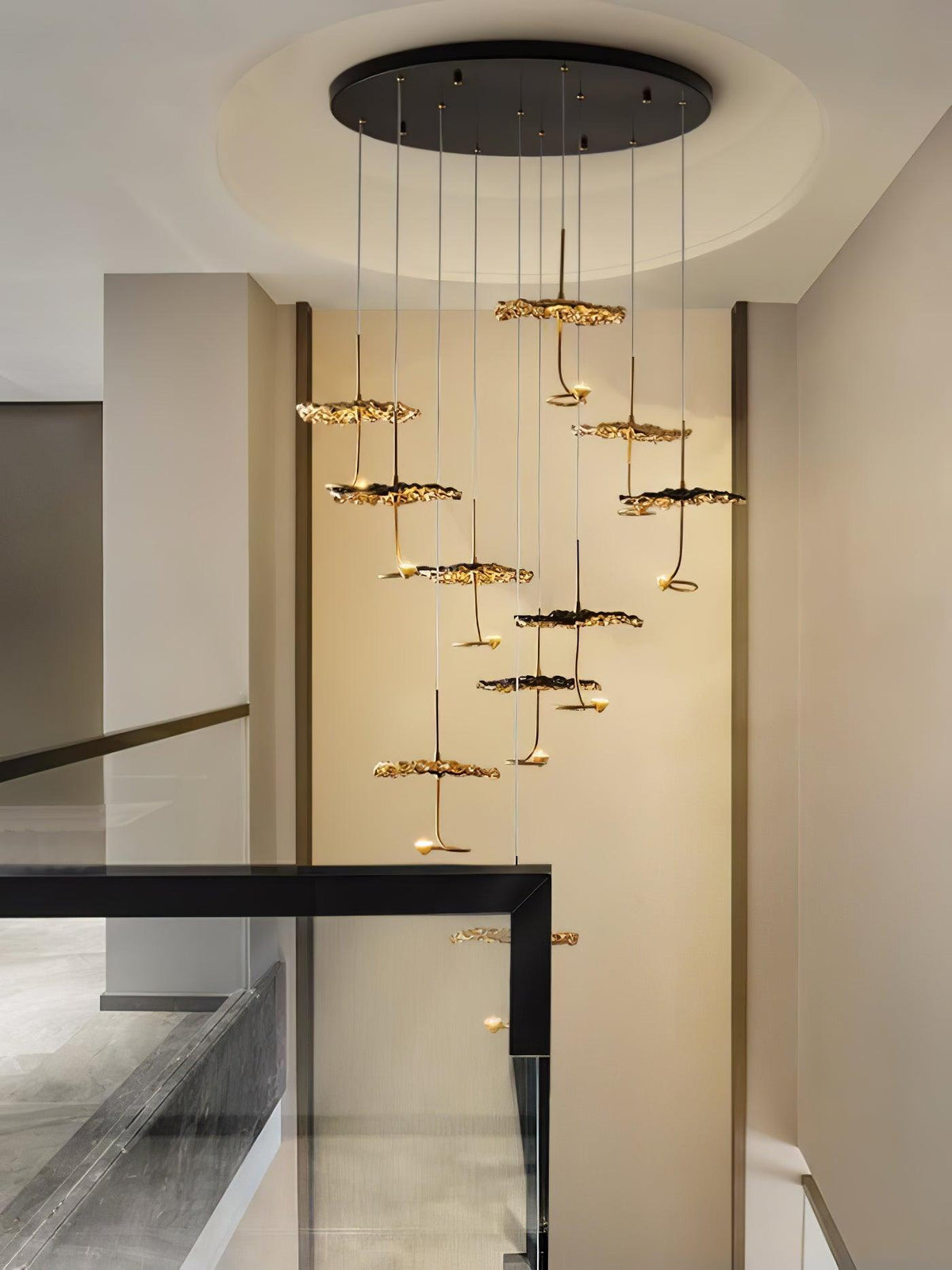 Aureate-klyngekrone i messing med skyinspireret design