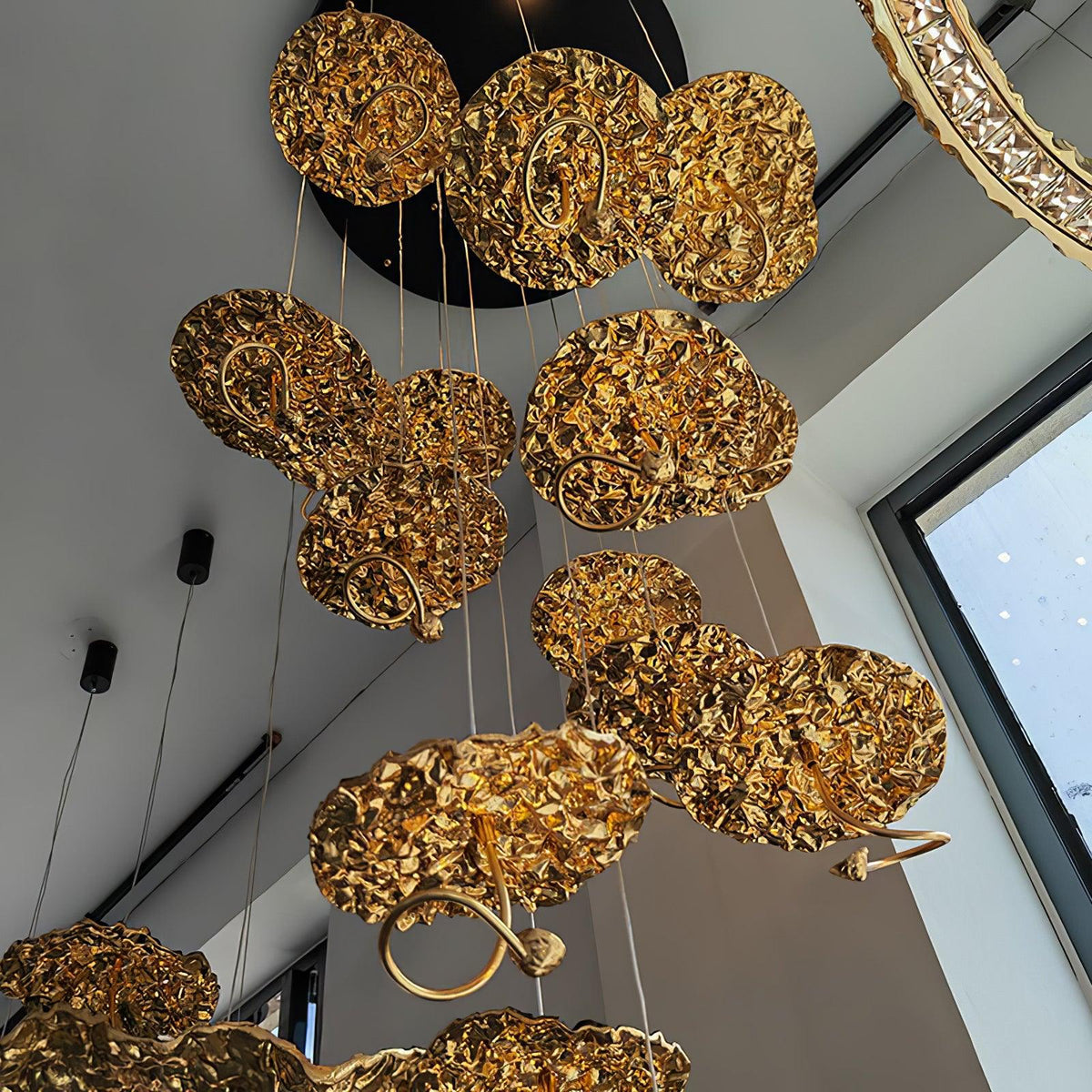 Aureate-klyngekrone i messing med skyinspireret design