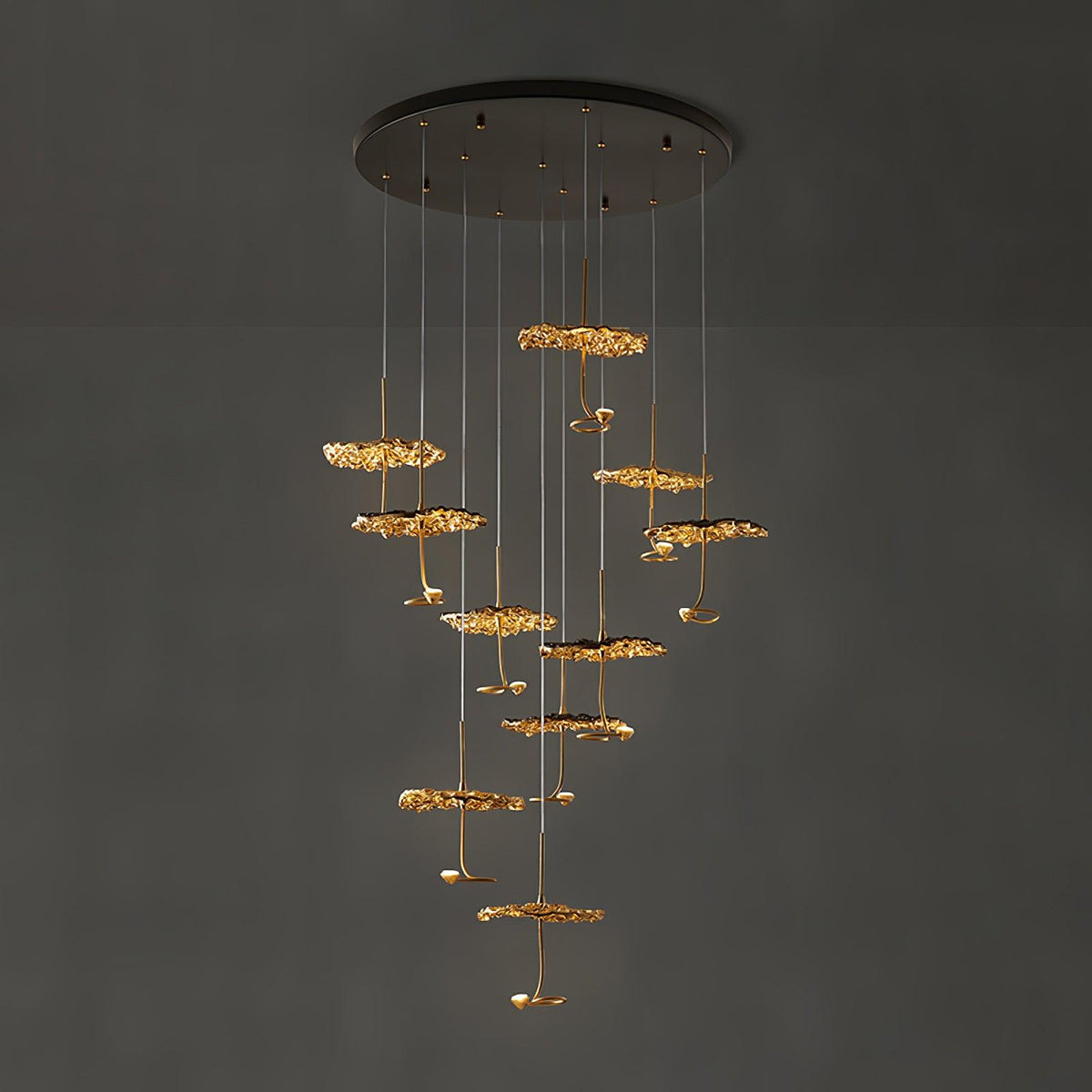 Aureate-klyngekrone i messing med skyinspireret design
