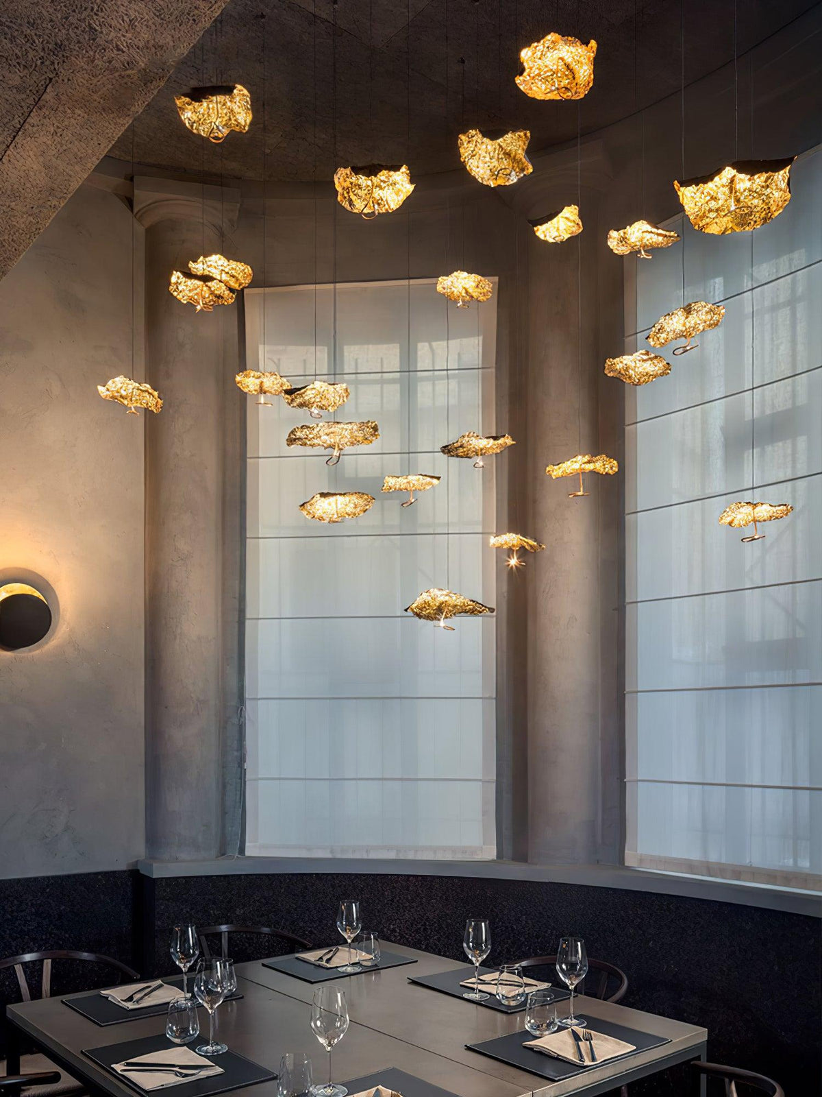 Aureate-klyngekrone i messing med skyinspireret design