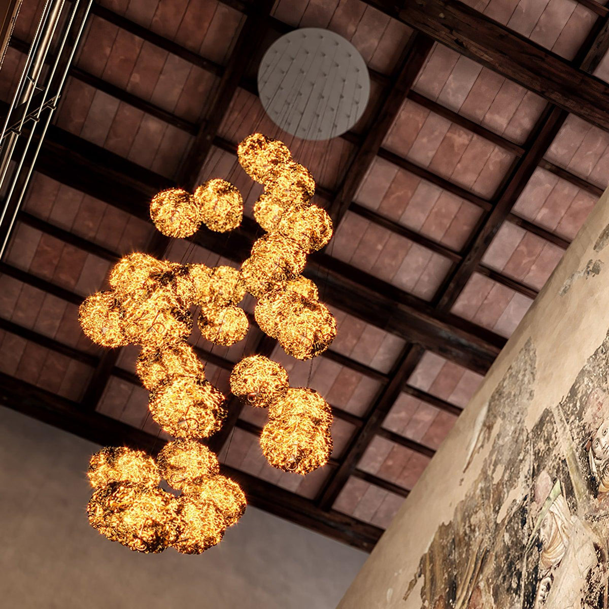 Aureate-klyngekrone i messing med skyinspireret design