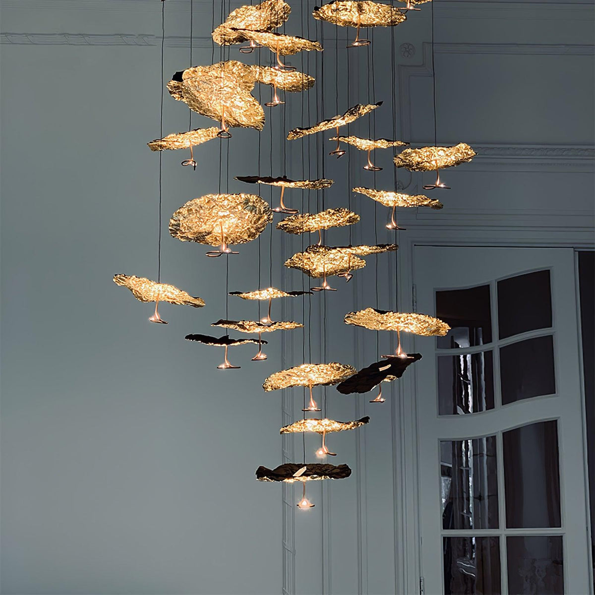 Aureate-klyngekrone i messing med skyinspireret design