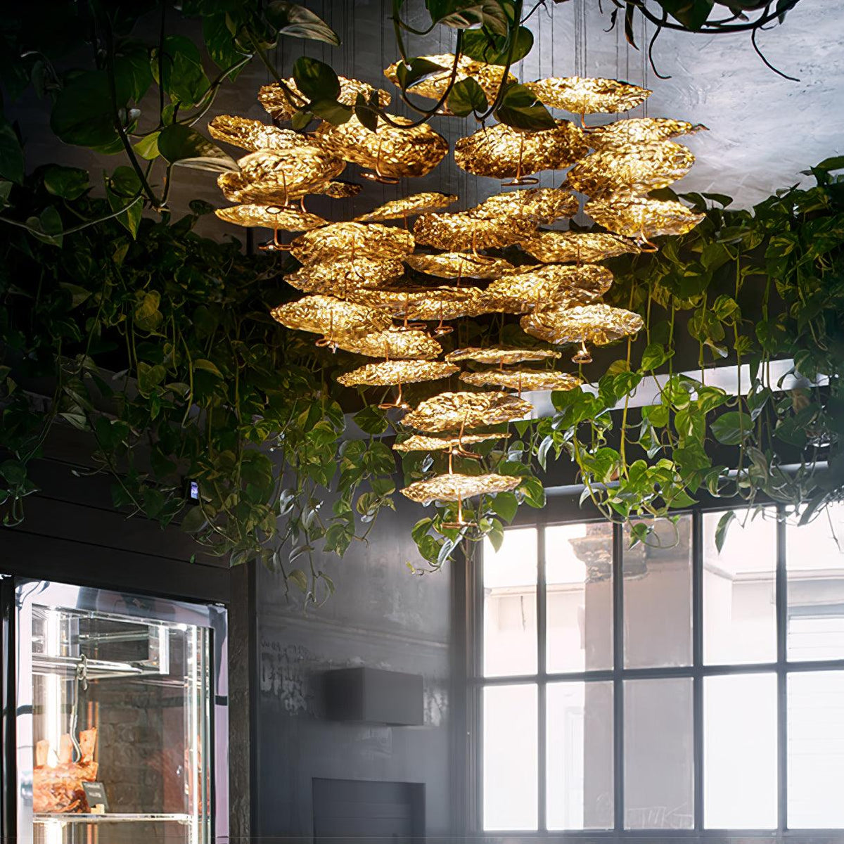 Aureate-klyngekrone i messing med skyinspireret design