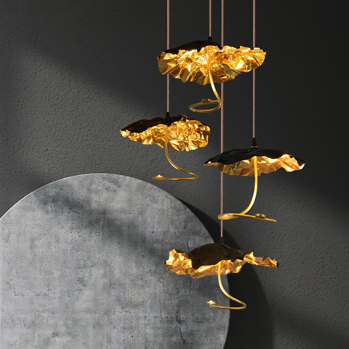 Aureate-klyngekrone i messing med skyinspireret design