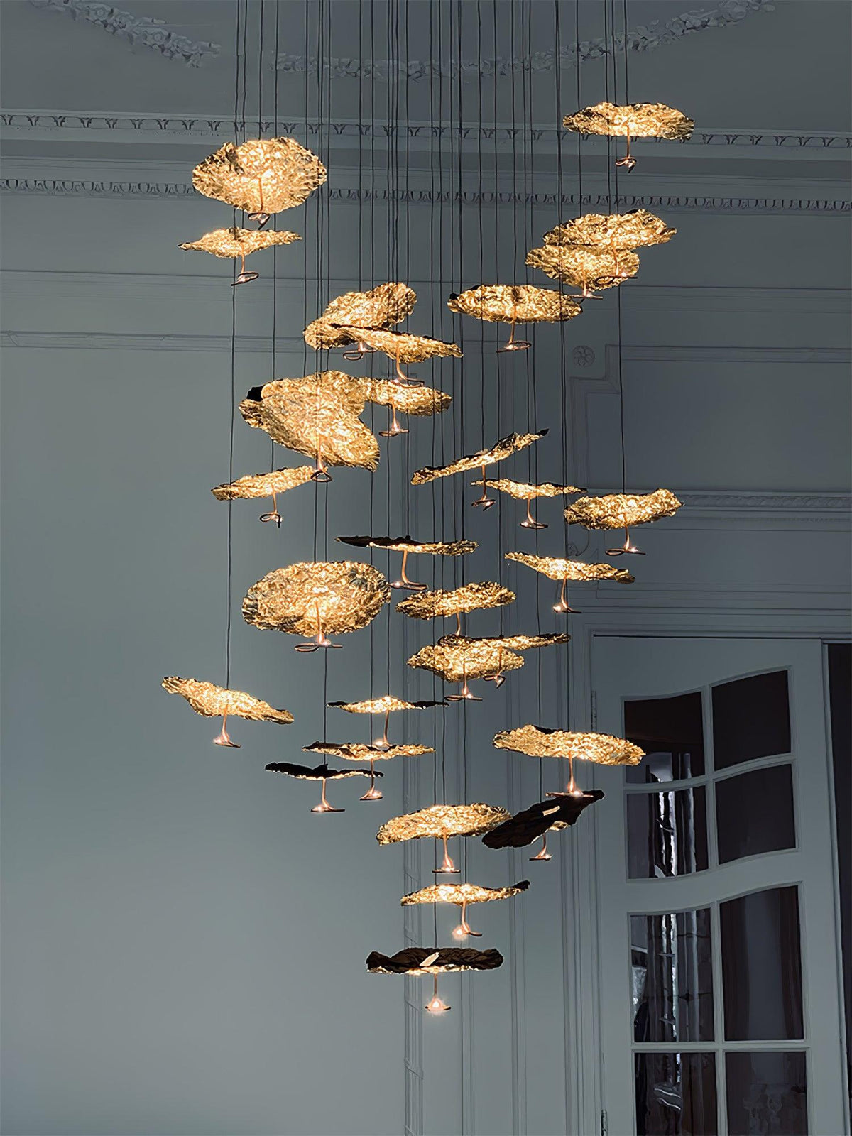Aureate-klyngekrone i messing med skyinspireret design