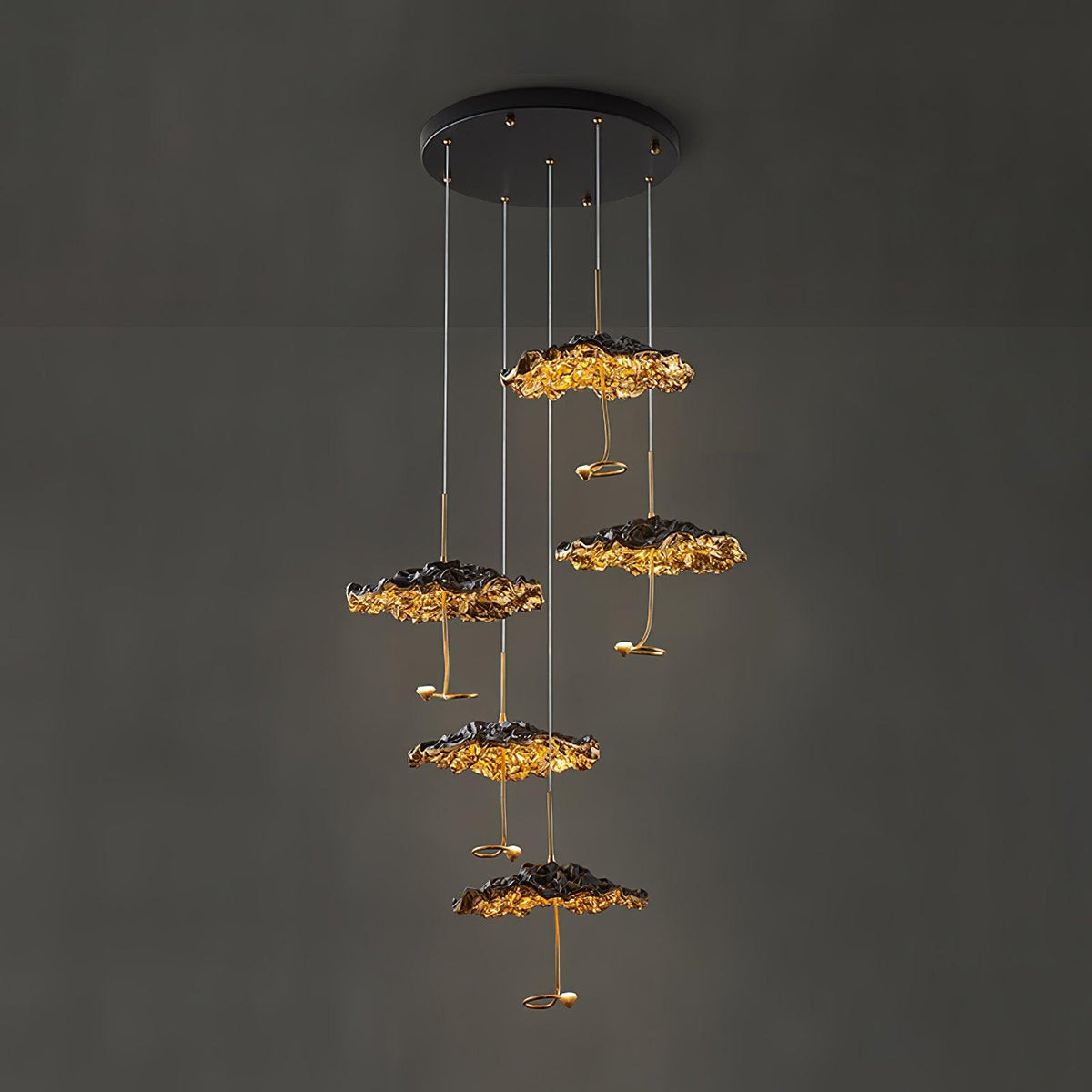 Aureate-klyngekrone i messing med skyinspireret design
