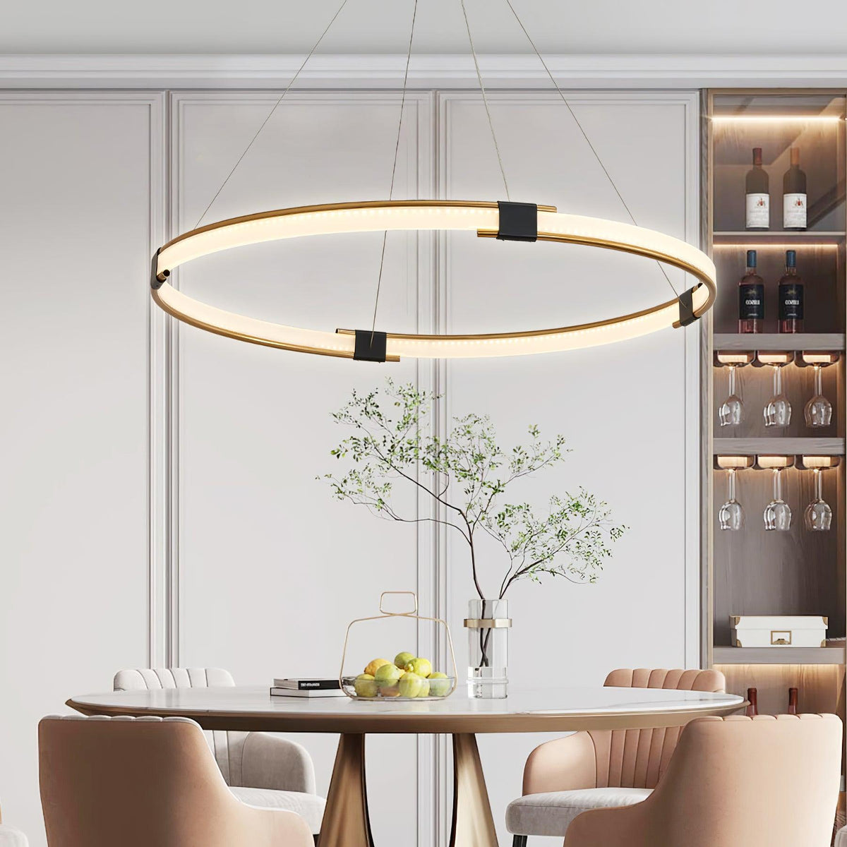 Lavi moderne lysekrone med gylden ring og LED-halo