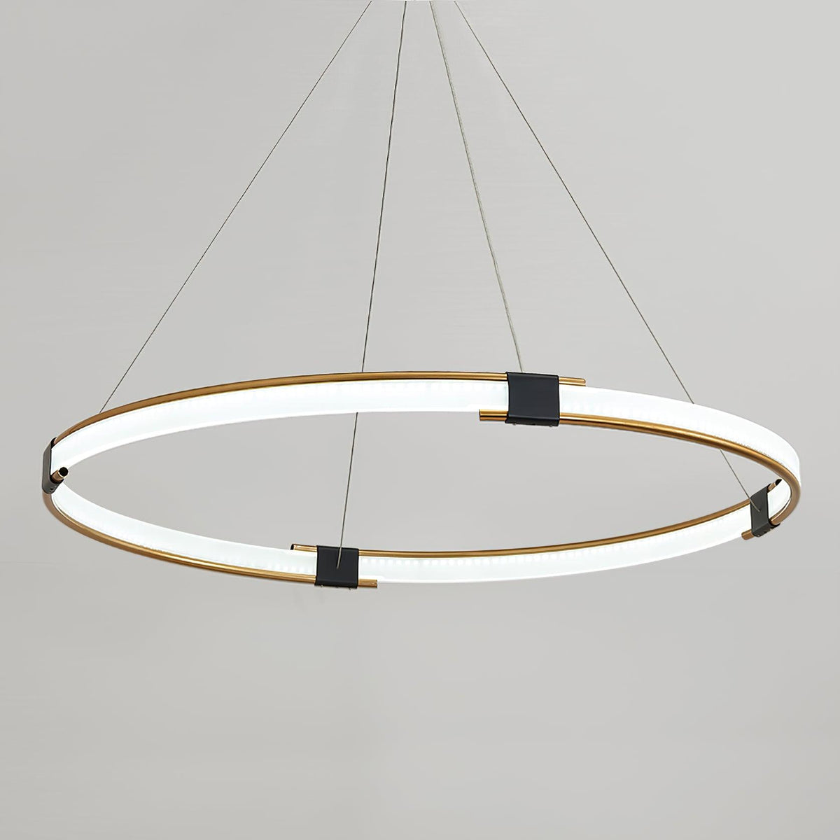 Lavi moderne lysekrone med gylden ring og LED-halo