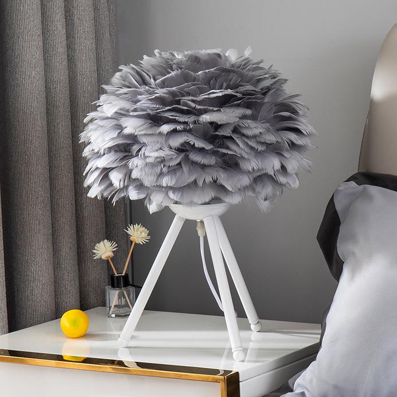Candeeiro de mesa feminino Nilo com penas