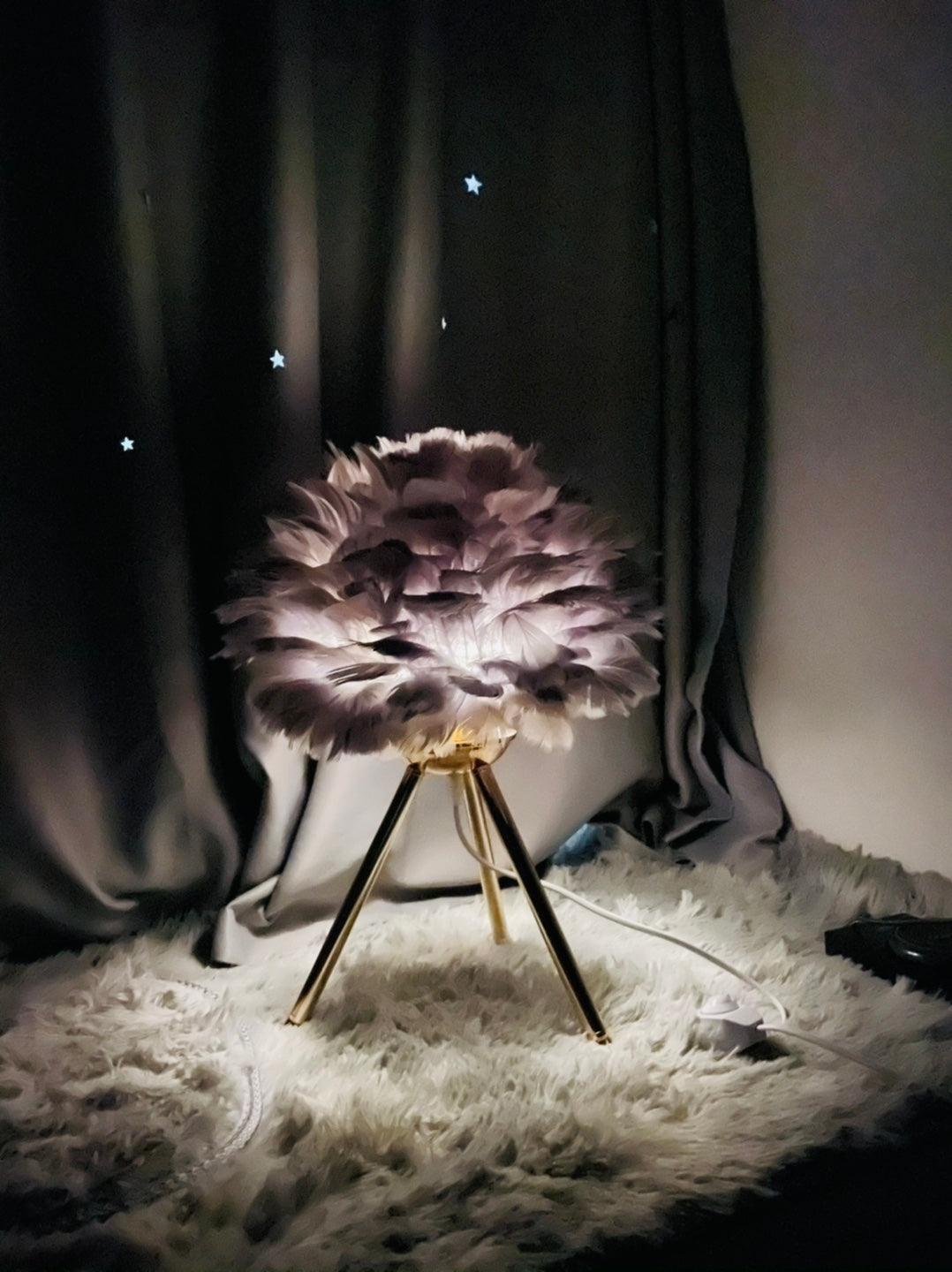 Candeeiro de mesa feminino Nilo com penas