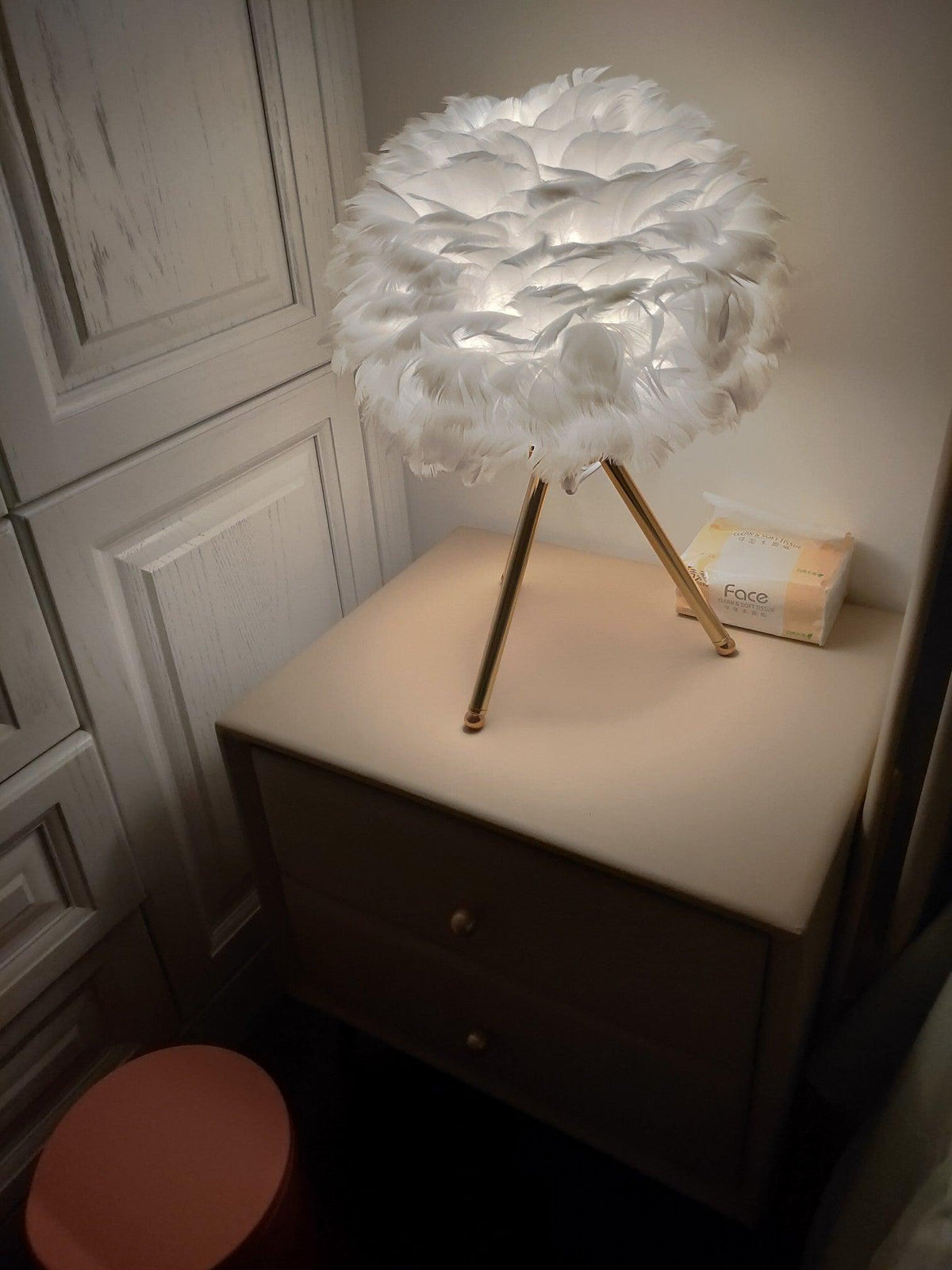 Candeeiro de mesa feminino Nilo com penas