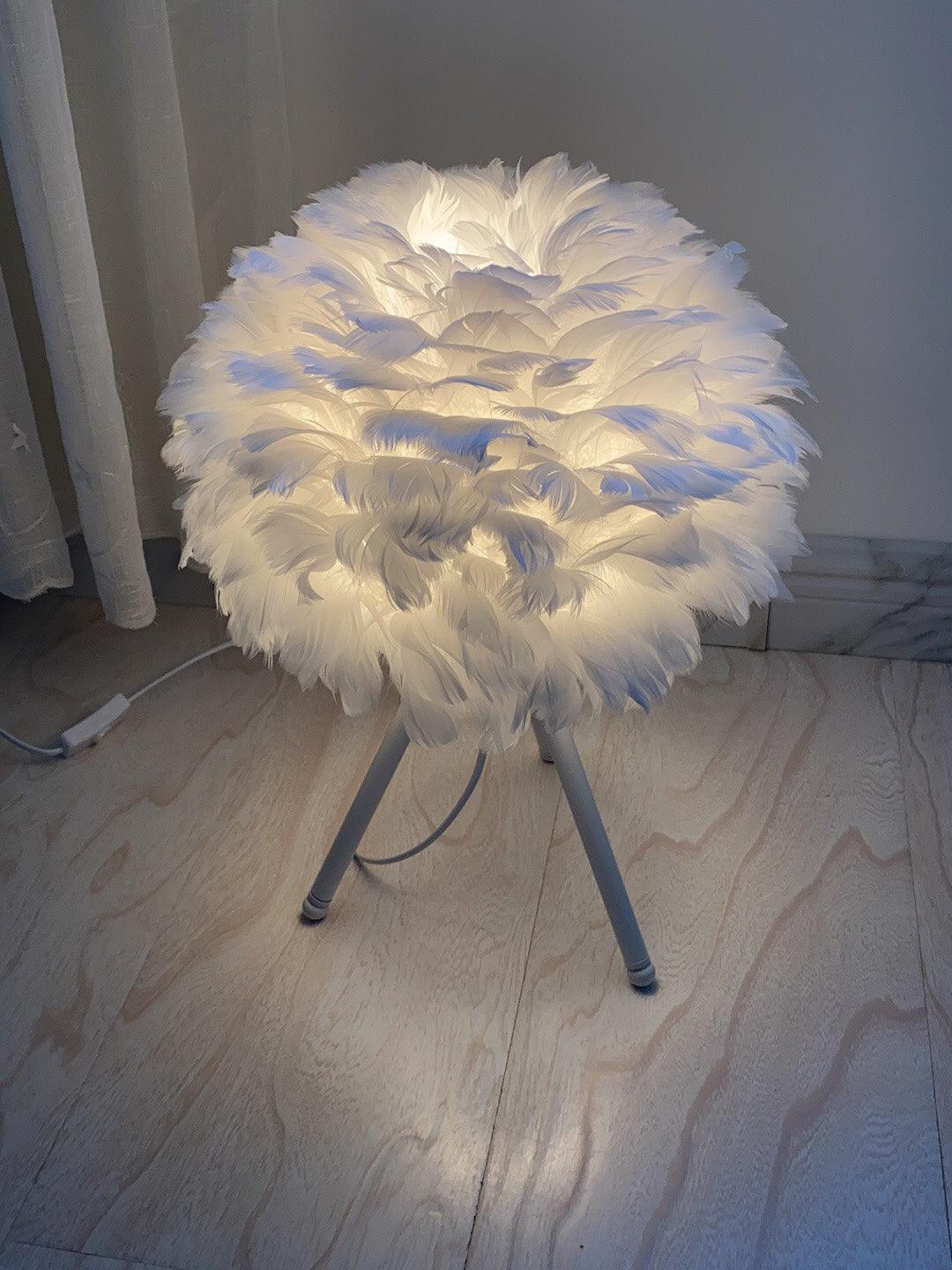 Candeeiro de mesa feminino Nilo com penas