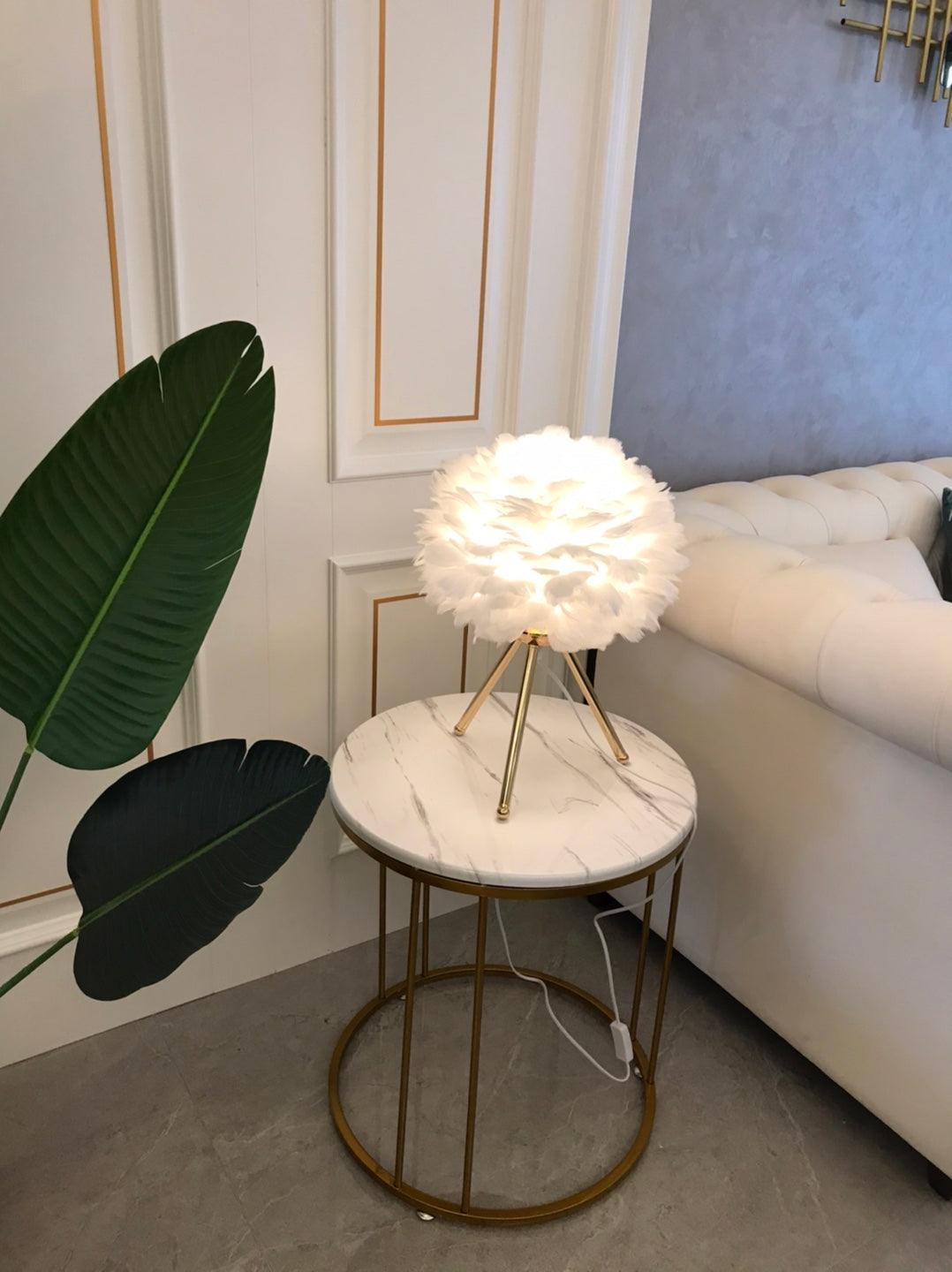 Candeeiro de mesa feminino Nilo com penas