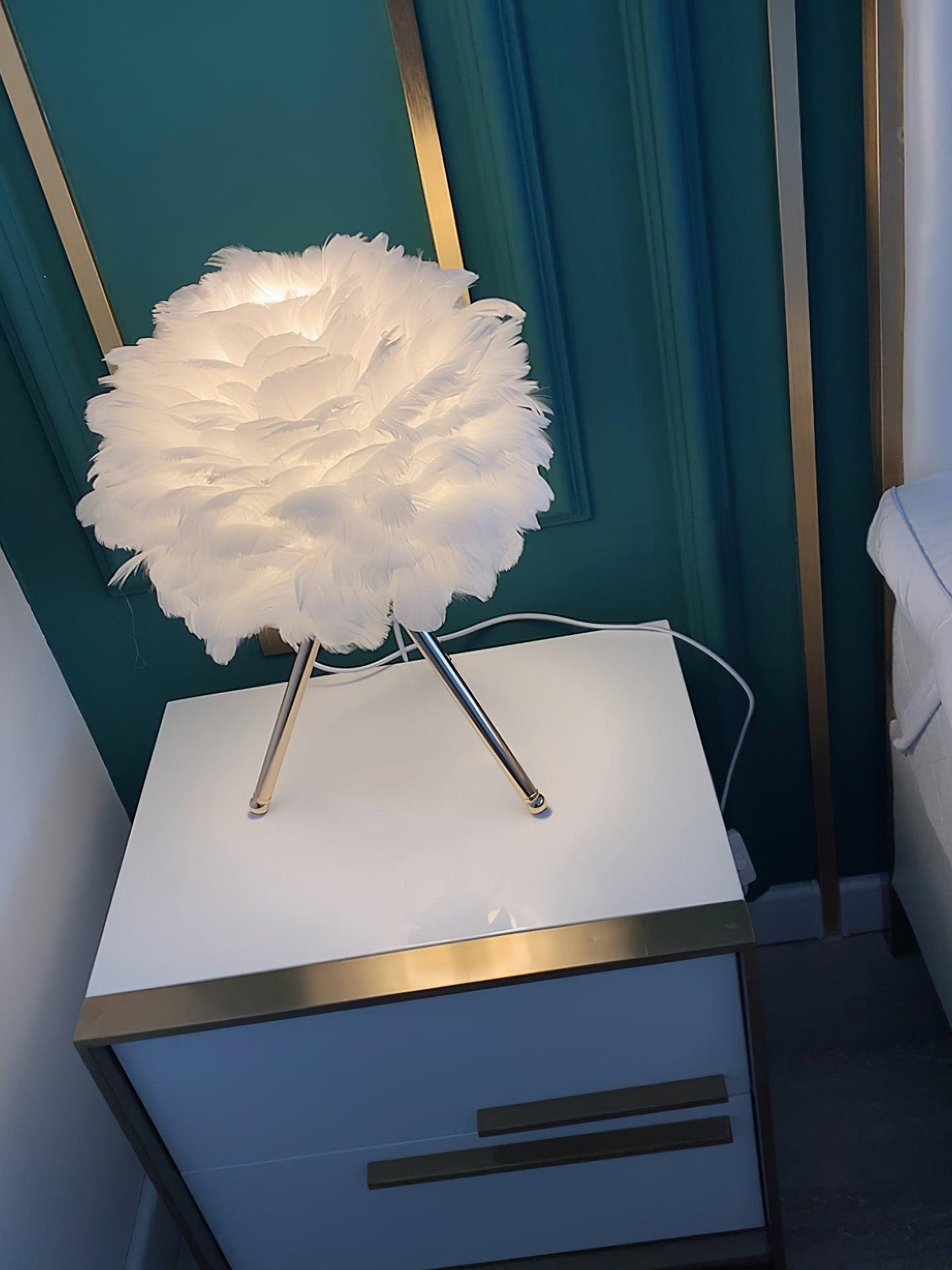 Candeeiro de mesa feminino Nilo com penas
