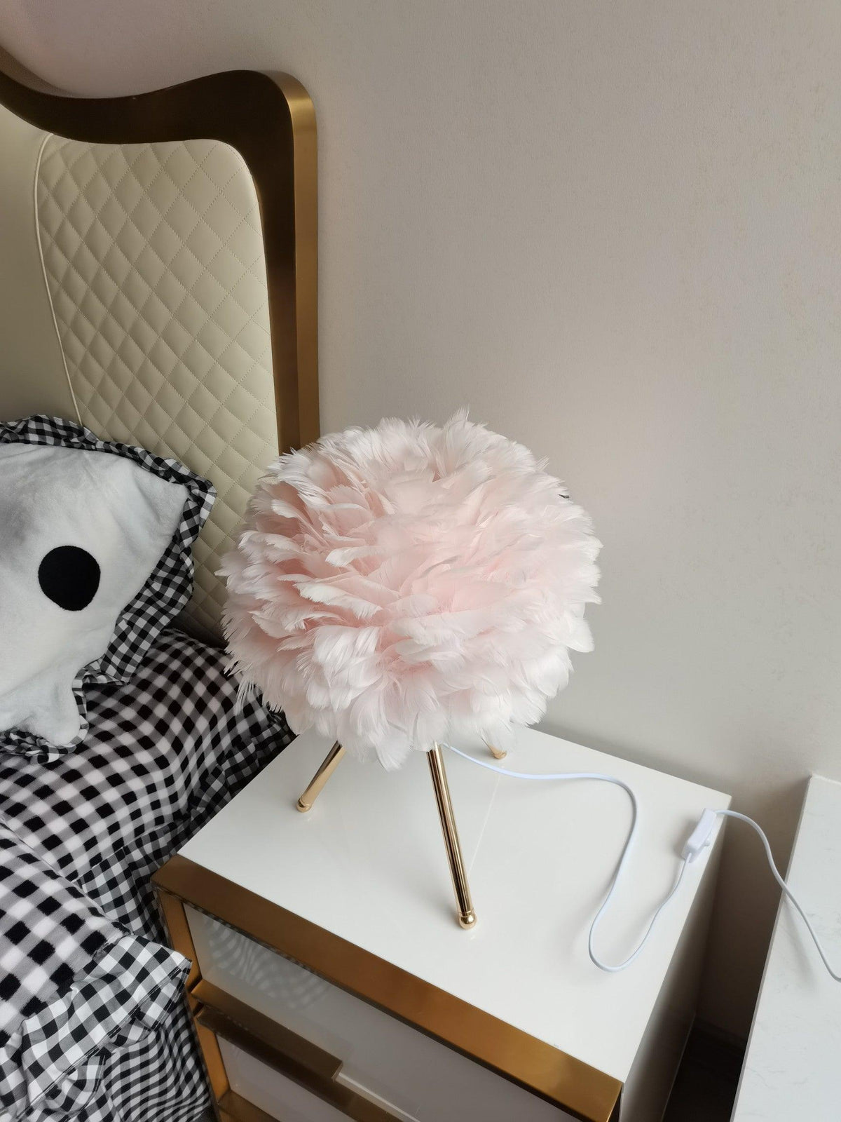 Candeeiro de mesa feminino Nilo com penas