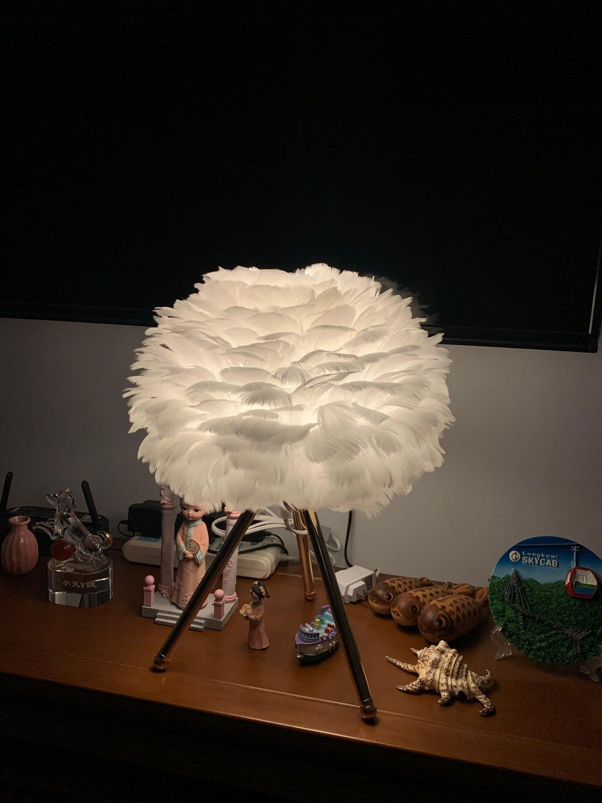 Candeeiro de mesa feminino Nilo com penas
