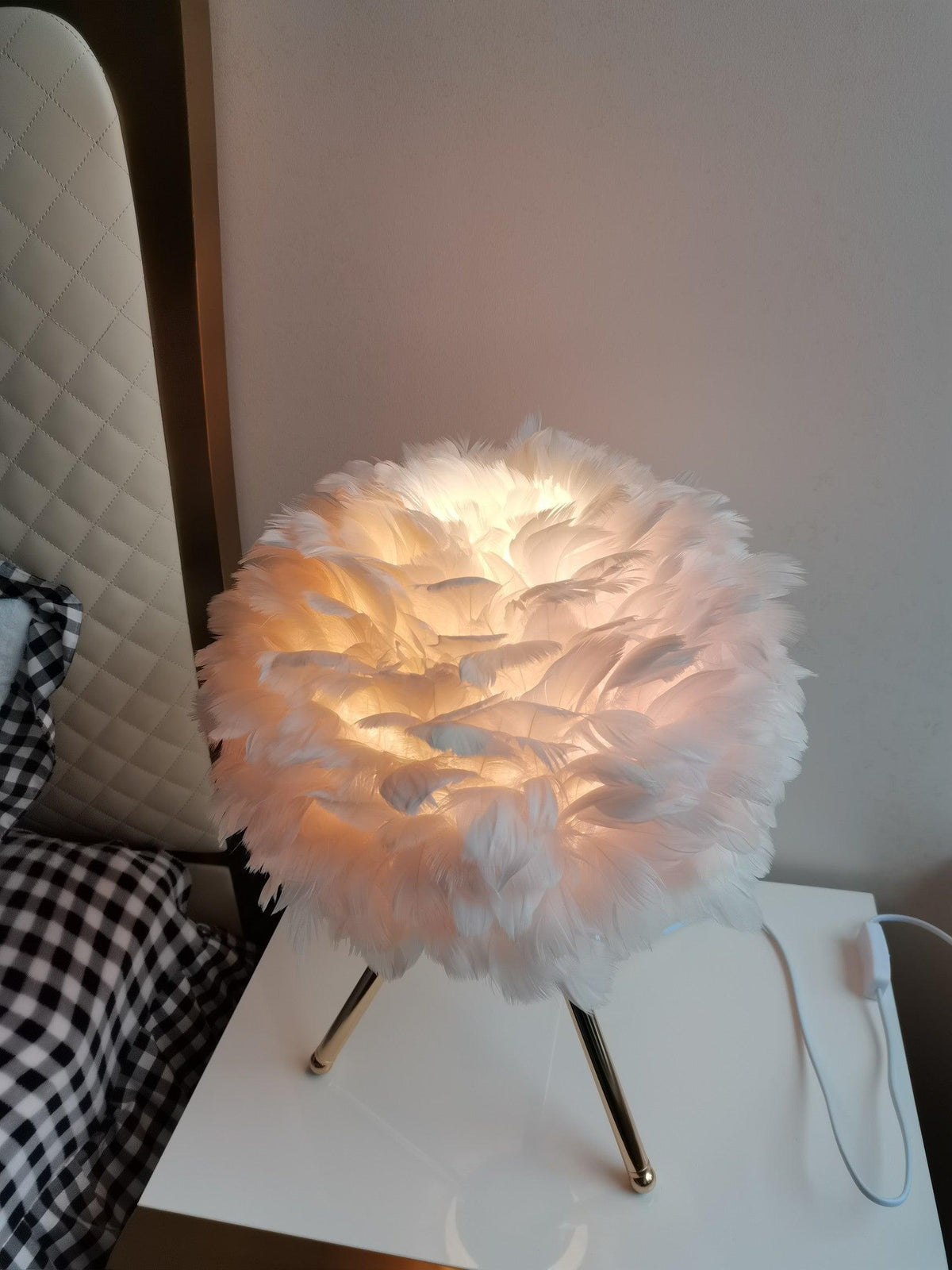Candeeiro de mesa feminino Nilo com penas